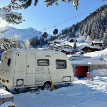 alt text for car towing a carvan on a snowy road outdoor