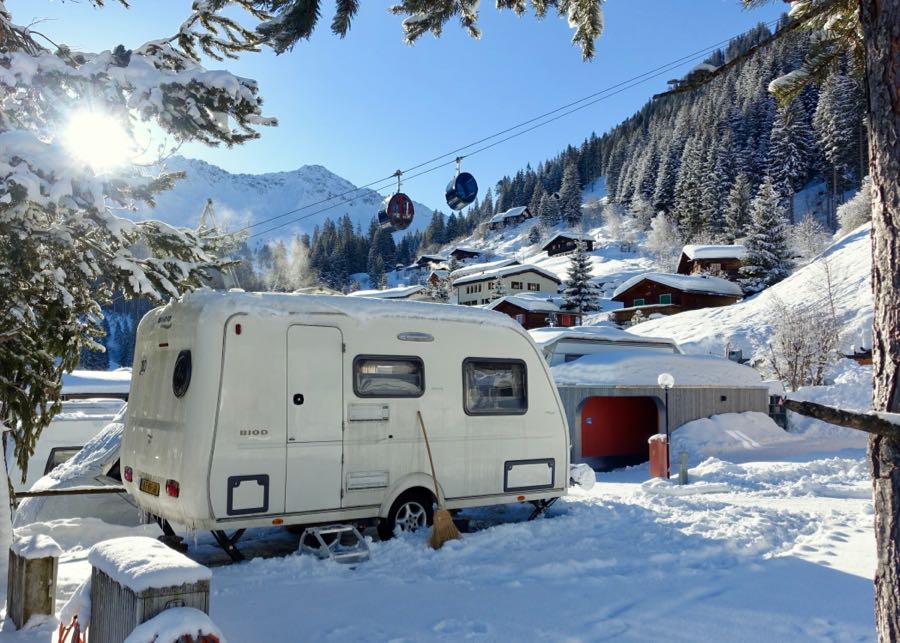 alt text for car towing a carvan on a snowy road outdoor