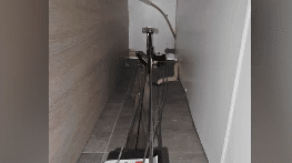 Manual lifting system using cables and wind